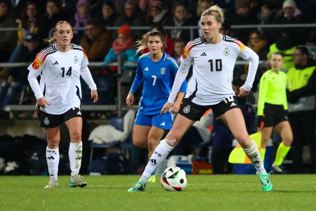 Bochum, Deutschland 02. Dezember 2024: Testspiel - Fußball-Frauen-Nationalmannschaft - Deutschland vs. Italien Im Bild: v.li. Lisanne Gräwe Graewe (Deutschland) und Laura Freigang (Deutschland) DFB regulations prohibit any use of photographs as image sequences and or quasi-video Vonovia Ruhrstadion Nordrhein Westfalen Copyright: xFotostandx xFantinix