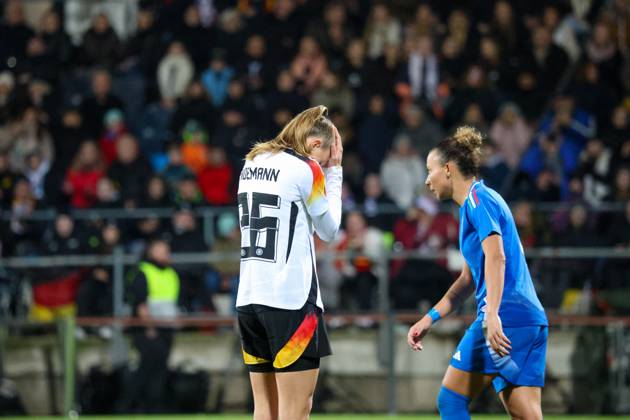 Bochum, Deutschland 02. Dezember 2024: Testspiel - Fußball-Frauen-Nationalmannschaft - Deutschland vs. Italien Im Bild: Vivien Endemann (Deutschland) unzufrieden auf dem Spielfeld DFB regulations prohibit any use of photographs as image sequences and or quasi-video Vonovia Ruhrstadion Nordrhein Westfalen Copyright: xFotostandx xFantinix