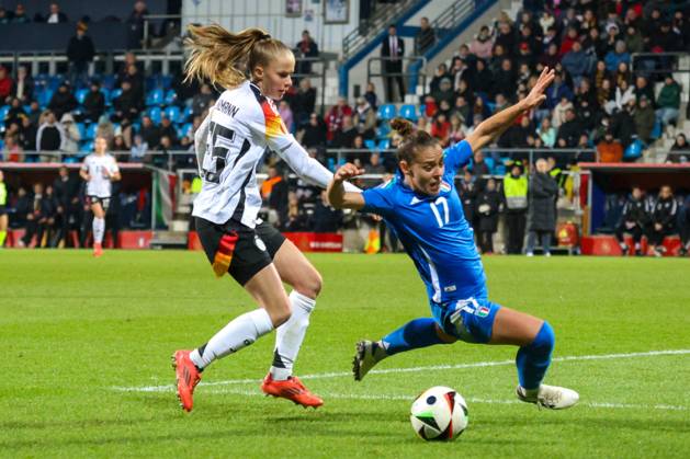 Bochum, Deutschland 02. Dezember 2024: Testspiel - Fußball-Frauen-Nationalmannschaft - Deutschland vs. Italien Im Bild: v.li. im Zweikampf Vivien Endemann (Deutschland) und Lisa Boattin (Italien) DFB regulations prohibit any use of photographs as image sequences and or quasi-video Vonovia Ruhrstadion Nordrhein Westfalen Copyright: xFotostandx xFantinix