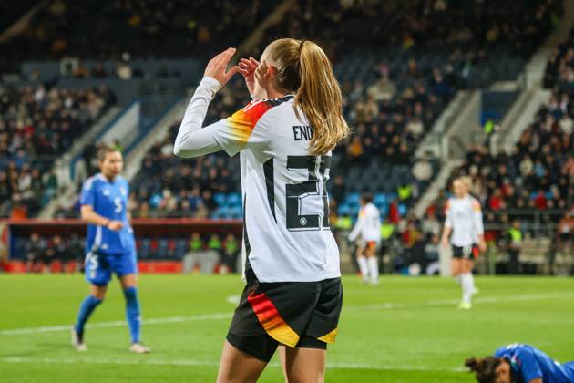 Bochum, Deutschland 02. Dezember 2024: Testspiel - Fußball-Frauen-Nationalmannschaft - Deutschland vs. Italien Im Bild: Vivien Endemann (Deutschland) unzufrieden wegen der Spielunterbrechung durch die Schiedsrichterin DFB regulations prohibit any use of photographs as image sequences and or quasi-video Vonovia Ruhrstadion Nordrhein Westfalen Copyright: xFotostandx xFantinix