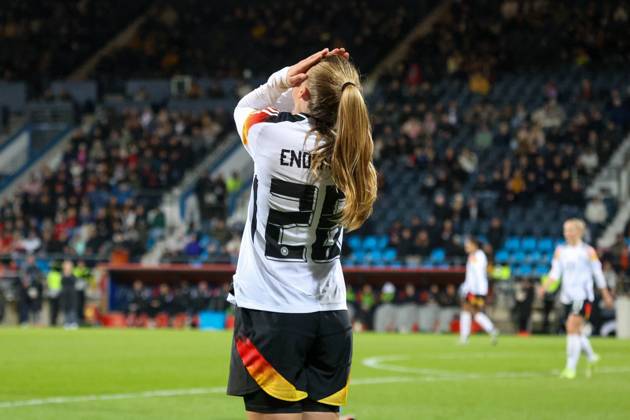 Bochum, Deutschland 02. Dezember 2024: Testspiel - Fußball-Frauen-Nationalmannschaft - Deutschland vs. Italien Im Bild: Vivien Endemann (Deutschland) unzufrieden wegen der Spielunterbrechung durch die Schiedsrichterin DFB regulations prohibit any use of photographs as image sequences and or quasi-video Vonovia Ruhrstadion Nordrhein Westfalen Copyright: xFotostandx xFantinix