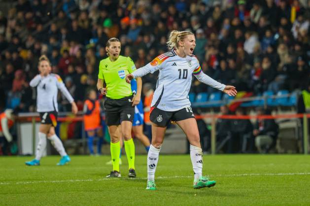 Bochum, Deutschland 02. Dezember 2024: Testspiel - Fußball-Frauen-Nationalmannschaft - Deutschland vs. Italien Im Bild: v.li. die Zweite Laura Freigang (Deutschland) unzufrieden auf dem Spielfeld wegen der Entscheidung der Schiedsrichterin Stephanie Frappart (Frankreich), links im Bild DFB regulations prohibit any use of photographs as image sequences and or quasi-video Vonovia Ruhrstadion Nordrhein Westfalen Copyright: xFotostandx xFantinix
