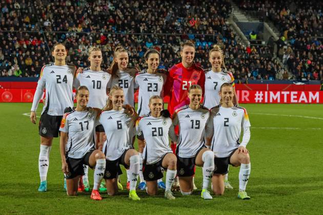 Bochum, Deutschland 02. Dezember 2024: Testspiel - Fußball-Frauen-Nationalmannschaft - Deutschland vs. Italien Im Bild: Mannschaftsfoto der deutschen Frauen Fußballnationalmannschaft DFB regulations prohibit any use of photographs as image sequences and or quasi-video Vonovia Ruhrstadion Nordrhein Westfalen Copyright: xFotostandx xFantinix