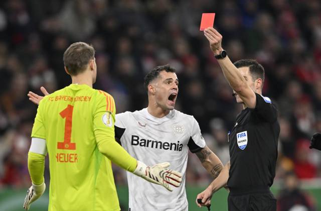 Bilder des Jahres 2024, Sport 12 Dezember Sport Themen der Woche KW 49 Sport Bilder des Tages nach Zweikampf, Aktion Foul Notbremse von Torwart Manuel Neuer FC Bayern Muenchen FCB (01) gegen Jeremie Frimpong Bayer 04 Leverkusen (30) zeigt Schiedsrichter Referee Harm Osmers Torwart Manuel Neuer FC Bayern Muenchen FCB (01) rote Karte rot Platzverweis Granit Xhaka Bayer 04 Leverkusen (34) Gestik Geste FC Bayern Muenchen FCB vs Bayer 04 Leverkusen DFB-Pokal Achtelfinale 03.12.2024 DFL REGULATIONS PROHIBIT ANY USE OF PHOTOGRAPHS AS IMAGE SEQUENCES AND OR QUASI-VIDEO FC Bayern Muenchen FCB vs Bayer 04 Leverkusen DFB-Pokal
