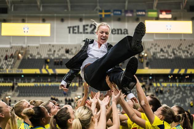 Bilder des Jahres 2024, Sport 12 Dezember Sport Themen der Woche KW 49 Sport Bilder des Tages 241203 Players of Sweden and Caroline Seger during a ceremony to honor her career after the UEFA Women s EURO Qualifier, EM, Europameisterschaft play-off football match between Sweden and Serbia on December 3, 2024 in Stockholm. Photo: Joel Marklund BILDBYRAN kod JM JM0616 bbeng fotboll football soccer fotball em-kval kval uefa womens euro qualifier play-off sverige sweden serbien serbia dam Copyright: JOELxMARKLUND BB241203JM097
