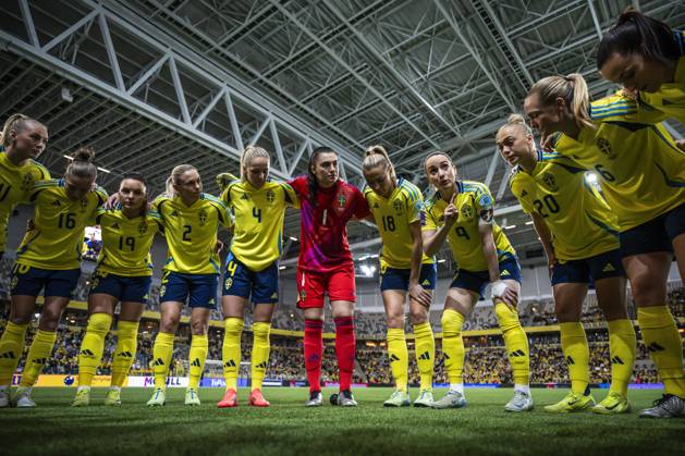 Bilder des Jahres 2024, Sport 12 Dezember Sport Themen der Woche KW 49 Sport Bilder des Tages 241203 Kosovare Asllani of Sweden speaks to her teammates ahead of the UEFA Women s EURO Qualifier, EM, Europameisterschaft play-off football match between Sweden and Serbia on December 3, 2024 in Stockholm. Photo: Maxim ThorÃ BILDBYRAN kod MT JM0616 bbeng fotboll football soccer fotball em-kval kval uefa womens euro qualifier play-off sverige sweden serbien serbia dam Copyright: MAXIMxTHORE BB241203MT145