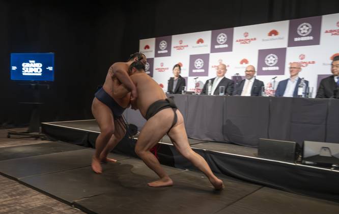 Bilder des Jahres 2024, Sport 12 Dezember Sport Themen der Woche KW 49 Sport Bilder des Tages The Grand Sumo Tournament press conference, PK, Pressekonferenz at The Royal Albert Hall in London, UK on 4th Dec, 2024 The Royal Albert Hall in London, UK. 4th Dec, 2024. Japan™s iconic of Sumo will return to the UK for the first time since 1991. This will be only the second time in the sport™s 1500-year history that an official Basho tournament will take place outside of Japan, following the 1991 event at the Royal Albert Hall that attracted audiences from across Europe to witness the spectacle. The tournament will host the most accomplished and elite sumos, including those who have reached the top rank of Yokozuna, and showcase Japan™s rich cultural history and traditions. The conference features (travelling from Japan) Hakkaku Rijicho: Chairman of the Japan Sumo Association (who was also the winner of the 1991 tournament); Kitanowaka Daisuke & Fukutsuumi Akira: Two sumo wrestlers competing in the tournament. Also attending are James Ainscough OBE: CEO of Royal Albert Hall and James Richardson, sports journalist and host. Image: Rishikis from Japan s Sumo Kyokai give a short demonstration in front of the panelists podium after the press conference., Credit:MALCOLM PARK Avalon  Copyright: xMALCOLMxPARKx xAvalonx 0942864532