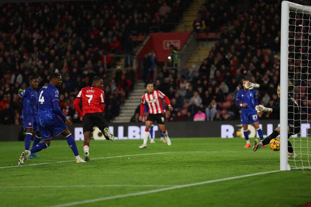 Football - 2024 2025 Premier League - Southampton vs Chelsea - St Mary™s Stadium - Wednesday 4th December 2024 Joe Aribo of Southampton equalises during the Premier League match at St Mary™s Stadium COLORSPORT Shaun Boggust