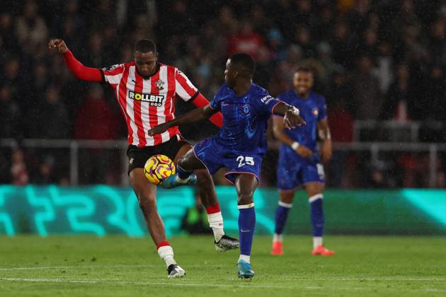 Football - 2024 2025 Premier League - Southampton vs Chelsea - St Mary™s Stadium - Wednesday 4th December 2024 Joe Aribo of Southampton and Moises Caicedo of Chelsea in action during the Premier League match at St Mary™s Stadium COLORSPORT Shaun Boggust