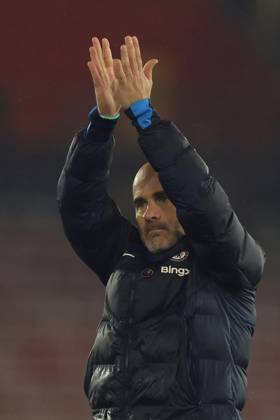 Football - 2024 2025 Premier League - Southampton vs Chelsea - St Mary™s Stadium - Wednesday 4th December 2024 Enzo Maresca Chelsea Head Coach applauds the fans after the final whistle at St Mary™s Stadium COLORSPORT Shaun Boggust