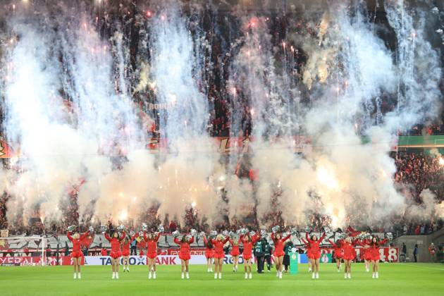 Bilder des Jahres 2024, Sport 12 Dezember Sport Themen der Woche KW 49 Feuerwerk in der Kölner Südkurve vor dem Anpfiff, Köln, Deutschland, 04.12.2024, DFB-Pokal Achtelfinale, 1. FC Köln - Hertha BSC Berlin. DFL REGULATIONS PROHIBIT ANY USE OF PHOTOGRAPHS AS IMAGE SEQUENCES AND OR QUASI-VIDEO