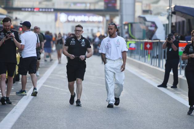 Lewis Hamilton (Mercedes AMG Petronas Formula One Team, 44), Peter Bonnington, ARE, Formel 1 Weltmeisterschaft, Abu Dhabi Grand Prix, Yas Marina Circuit, Media Day, 05.12.2024 ARE, Formel 1 Weltmeisterschaft, Abu Dhabi Grand Prix, Vereinigte Arabische Emirate, Yas Marina Circuit, 05.12.2024 Abu Dhabi Copyright: xEibner-Pressefoto AnnikaxGrafx EP_AGF