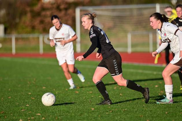 Fußball I Frauen I Saison 2024 2025 I Regionalliga Nord I 12. Spieltag I SV Henstedt-Ulzburg - FC St. Pauli I 01.12.2024 Jennifer Michel (77, SV Henstedt-Ulzburg) am Ball. Copyright: xLobeca WolfxGebhardtx