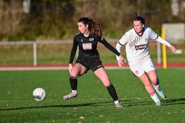 Fußball I Frauen I Saison 2024 2025 I Regionalliga Nord I 12. Spieltag I SV Henstedt-Ulzburg - FC St. Pauli I 01.12.2024 Zweikampf, Duell: Antonia Vesna Franovic (23, SV Henstedt-Ulzburg) und Janice Sophie Hauschild (13, FC St. Pauli) Copyright: xLobeca WolfxGebhardtx