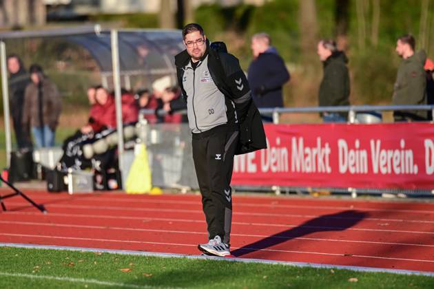 Fußball I Frauen I Saison 2024 2025 I Regionalliga Nord I 12. Spieltag I SV Henstedt-Ulzburg - FC St. Pauli I 01.12.2024 Nahaufnahme, Einzelfoto, Freisteller, Portrait, Porträt, Einzelbild, Einzelfoto, Körper: Dennis Dreke (SV Henstedt-Ulzburg) am Spielfeldrand. Copyright: xLobeca WolfxGebhardtx