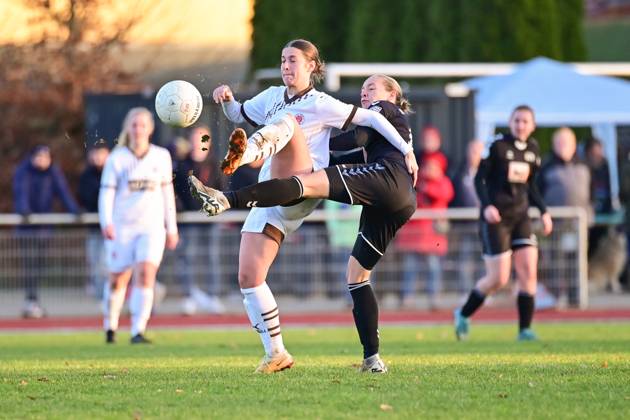 Fußball I Frauen I Saison 2024 2025 I Regionalliga Nord I 12. Spieltag I SV Henstedt-Ulzburg - FC St. Pauli I 01.12.2024 Zweikampf, Duell: Lina Jubel (24, FC St. Pauli) und Chiara Pawelec (18, SV Henstedt-Ulzburg) Copyright: xLobeca WolfxGebhardtx