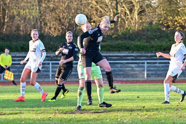 Fußball I Frauen I Saison 2024 2025 I Regionalliga Nord I 12. Spieltag I SV Henstedt-Ulzburg - FC St. Pauli I 01.12.2024 Jennifer Michel (77, SV Henstedt-Ulzburg) ist vor der Torhüterin Tara Zimmermann (27, FC St. Pauli) am Ball und kann den Ball zum 1:0 ins Tor bringen. Copyright: xLobeca WolfxGebhardtx