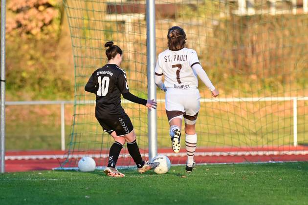 Fußball I Frauen I Saison 2024 2025 I Regionalliga Nord I 12. Spieltag I SV Henstedt-Ulzburg - FC St. Pauli I 01.12.2024 Michelle Hille (10, SV Henstedt-Ulzburg) konnte die Torhüterin umspielen und kann jetzt den Ball locker im Tor versenken. Carlotta Lilli Kuhnert (7, FC St. Pauli) kann auch nicht mehr eingreifen. Copyright: xLobeca WolfxGebhardtx