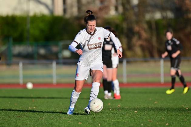 Fußball I Frauen I Saison 2024 2025 I Regionalliga Nord I 12. Spieltag I SV Henstedt-Ulzburg - FC St. Pauli I 01.12.2024 Nahaufnahme, Einzelfoto, Freisteller, Portrait, Porträt, Einzelbild, Einzelfoto, Körper: Rachel Miriam Marcia Free Rinast (31, FC St. Pauli) am Ball. Copyright: xLobeca WolfxGebhardtx