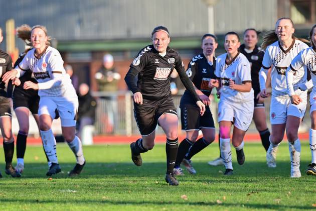 Fußball I Frauen I Saison 2024 2025 I Regionalliga Nord I 12. Spieltag I SV Henstedt-Ulzburg - FC St. Pauli I 01.12.2024 In der Bildmitte Vera Homp (20, SV Henstedt-Ulzburg) in Erwartung eines Eckballs. Copyright: xLobeca WolfxGebhardtx