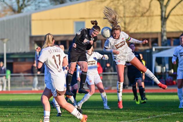 Fußball I Frauen I Saison 2024 2025 I Regionalliga Nord I 12. Spieltag I SV Henstedt-Ulzburg - FC St. Pauli I 01.12.2024 Kopfballduell im Strafraum nach Eckball: Vera Homp (20, SV Henstedt-Ulzburg) und Annie Mcintosh Kingman (14, FC St. Pauli). Copyright: xLobeca WolfxGebhardtx