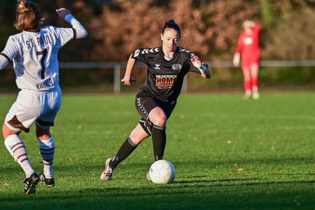 Fußball I Frauen I Saison 2024 2025 I Regionalliga Nord I 12. Spieltag I SV Henstedt-Ulzburg - FC St. Pauli I 01.12.2024 Michelle Hille (10, SV Henstedt-Ulzburg) am Ball. Copyright: xLobeca WolfxGebhardtx