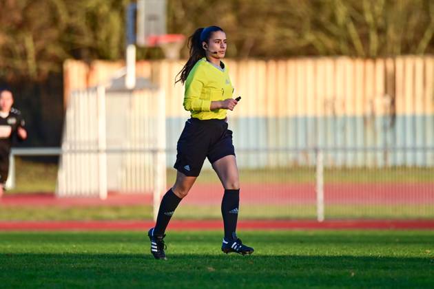 Fußball I Frauen I Saison 2024 2025 I Regionalliga Nord I 12. Spieltag I SV Henstedt-Ulzburg - FC St. Pauli I 01.12.2024 Nahaufnahme, Einzelfoto, Freisteller, Portrait, Porträt, Einzelbild, Einzelfoto, Körper: Schiedsrichterin Cemre Bengü Aysan Copyright: xLobeca WolfxGebhardtx