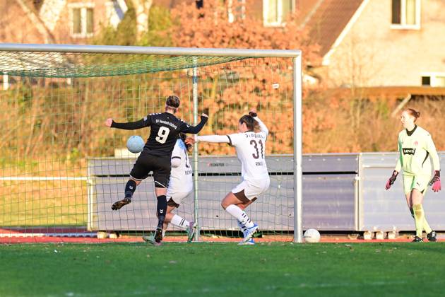 Fußball I Frauen I Saison 2024 2025 I Regionalliga Nord I 12. Spieltag I SV Henstedt-Ulzburg - FC St. Pauli I 01.12.2024 Die Torhüterin ganz rechts kann nur noch zuschauen, auch die Abwehrspielerinnen können nicht mehr eingreifen, Catherine Knobloch (9, SV Henstedt-Ulzburg) erzielt das Tor. Copyright: xLobeca WolfxGebhardtx