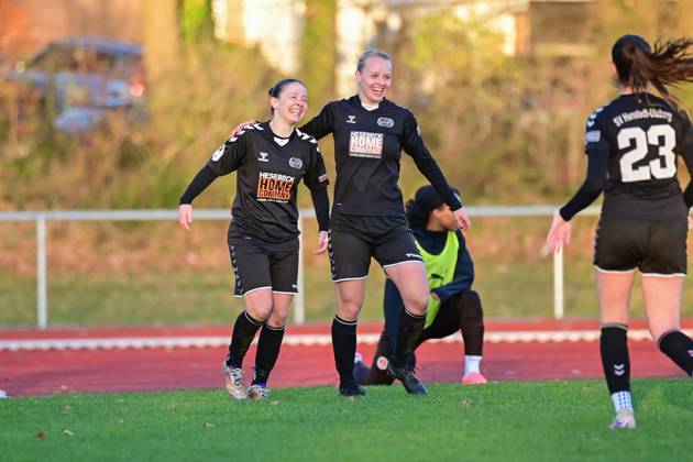 Fußball I Frauen I Saison 2024 2025 I Regionalliga Nord I 12. Spieltag I SV Henstedt-Ulzburg - FC St. Pauli I 01.12.2024 Torjubel, Jubel, Begeisterung, Enthusiasmus, Euphorie, Freude, Glücksgefühl, Heiterkeit bei: Michelle Hille (10, SV Henstedt-Ulzburg) und Jennifer Michel (77, SV Henstedt-Ulzburg). Copyright: xLobeca WolfxGebhardtx