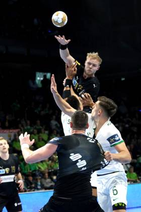 Bilder des Jahres 2024, Sport 12 Dezember Sport Themen der Woche KW 49 Sport Bilder des Tages DEU, EHF Champions LeagueFuechse Berlin vs. Sporting Lissabon, 05.12.2024, Max-Schmeling-Halle, Berlin, DEU, EHF Champions LeagueFuechse Berlin vs. Sporting Lissabon, im Bild Matthes Langhoff (Fuechse Berlin 25) Foto: Juergen Engler nordphoto GmbH