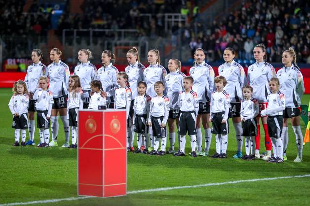 02.12.2024, Fußball Länderspiel Frauen, Deutschland - Italien, Vonovia-Ruhrstadion Bochum, Saison 2024 2025: Die Deutsche Nationalmannschaft steht vor der Nationalmannschaft zusammen - L-R: Sara Doorsoun (GER 23), Klara Bühl (GER 19), Laura Freigang (GER 10), Vivien Endemann (GER 26), Janina Minge (GER 6), Elisa Senß (GER 20), Sarai Linder (GER 2), Giovanna Hoffmann (GER 24), Torwart Ena Mahmutovic (GER 21), Giulia Gwinn (GER 7) DFB regulations prohibit any use of photographs as image sequences and or quasi-video. Nordrhein-Westfalen Deutschland