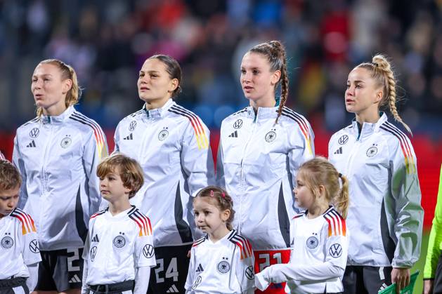 02.12.2024, Fußball Länderspiel Frauen, Deutschland - Italien, Vonovia-Ruhrstadion Bochum, Saison 2024 2025: Sarai Linder (GER 2), Giovanna Hoffmann (GER 24), Torwart Ena Mahmutovic (GER 21), Giulia Gwinn (GER 7) DFB regulations prohibit any use of photographs as image sequences and or quasi-video. Nordrhein-Westfalen Deutschland