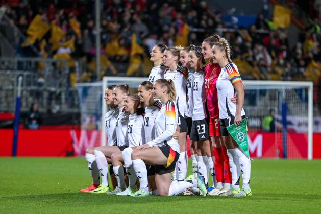 02.12.2024, Fußball Länderspiel Frauen, Deutschland - Italien, Vonovia-Ruhrstadion Bochum, Saison 2024 2025: Die Deutsche Nationalmannschaft steht vor der Nationalmannschaft zusammen - Sara Doorsoun (GER 23), Klara Bühl (GER 19), Laura Freigang (GER 10), Vivien Endemann (GER 26), Janina Minge (GER 6), Elisa Senß (GER 20), Sarai Linder (GER 2), Giovanna Hoffmann (GER 24), Torwart Ena Mahmutovic (GER 21), Giulia Gwinn (GER 7) DFB regulations prohibit any use of photographs as image sequences and or quasi-video. Nordrhein-Westfalen Deutschland