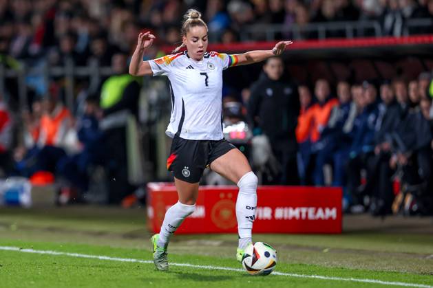 02.12.2024, Fußball Länderspiel Frauen, Deutschland - Italien, Vonovia-Ruhrstadion Bochum, Saison 2024 2025: Giulia Gwinn (GER 7) DFB regulations prohibit any use of photographs as image sequences and or quasi-video. Nordrhein-Westfalen Deutschland