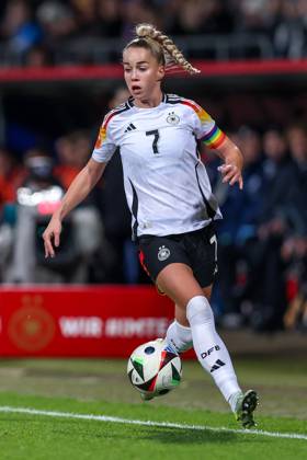 02.12.2024, Fußball Länderspiel Frauen, Deutschland - Italien, Vonovia-Ruhrstadion Bochum, Saison 2024 2025: Giulia Gwinn (GER 7) DFB regulations prohibit any use of photographs as image sequences and or quasi-video. Nordrhein-Westfalen Deutschland