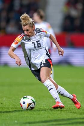 02.12.2024, Fußball Länderspiel Frauen, Deutschland - Italien, Vonovia-Ruhrstadion Bochum, Saison 2024 2025: Linda Dallmann (GER 16) DFB regulations prohibit any use of photographs as image sequences and or quasi-video. Nordrhein-Westfalen Deutschland