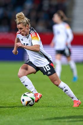 02.12.2024, Fußball Länderspiel Frauen, Deutschland - Italien, Vonovia-Ruhrstadion Bochum, Saison 2024 2025: Linda Dallmann (GER 16) DFB regulations prohibit any use of photographs as image sequences and or quasi-video. Nordrhein-Westfalen Deutschland