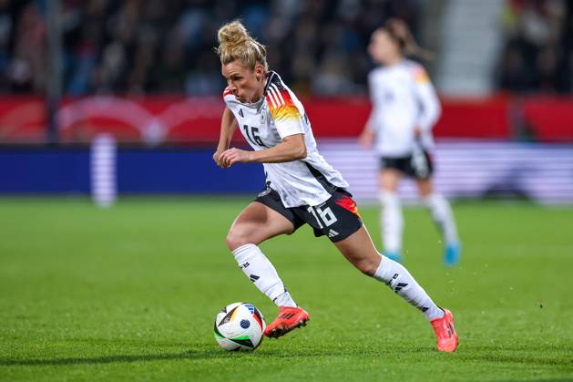 02.12.2024, Fußball Länderspiel Frauen, Deutschland - Italien, Vonovia-Ruhrstadion Bochum, Saison 2024 2025: Linda Dallmann (GER 16) DFB regulations prohibit any use of photographs as image sequences and or quasi-video. Nordrhein-Westfalen Deutschland