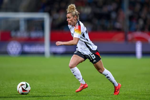 02.12.2024, Fußball Länderspiel Frauen, Deutschland - Italien, Vonovia-Ruhrstadion Bochum, Saison 2024 2025: Linda Dallmann (GER 16) DFB regulations prohibit any use of photographs as image sequences and or quasi-video. Nordrhein-Westfalen Deutschland