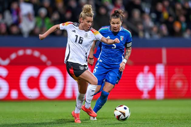 02.12.2024, Fußball Länderspiel Frauen, Deutschland - Italien, Vonovia-Ruhrstadion Bochum, Saison 2024 2025: Linda Dallmann (GER 16) gegen Elena Linari (ITA 5) DFB regulations prohibit any use of photographs as image sequences and or quasi-video. Nordrhein-Westfalen Deutschland