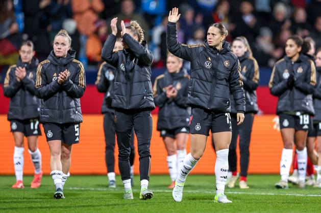 02.12.2024, Fußball Länderspiel Frauen, Deutschland - Italien, Vonovia-Ruhrstadion Bochum, Saison 2024 2025: Giulia Gwinn (GER 7), Klara Bühl (GER 19) DFB regulations prohibit any use of photographs as image sequences and or quasi-video. Nordrhein-Westfalen Deutschland