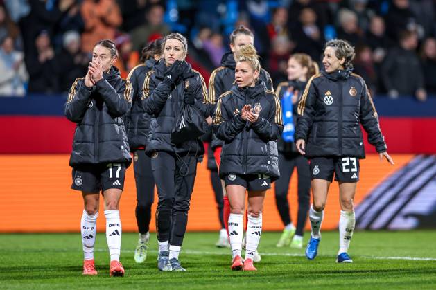 02.12.2024, Fußball Länderspiel Frauen, Deutschland - Italien, Vonovia-Ruhrstadion Bochum, Saison 2024 2025: Felicitas Rauch (GER 17), Kathrin Hendrich (GER 3), Linda Dallmann (GER 16), Sara Doorsoun (GER 23) DFB regulations prohibit any use of photographs as image sequences and or quasi-video. Nordrhein-Westfalen Deutschland