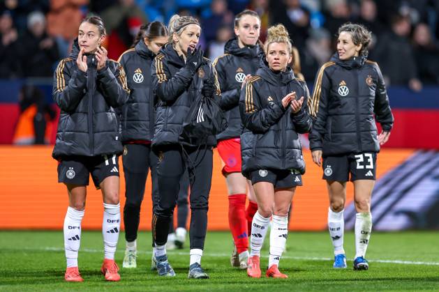 02.12.2024, Fußball Länderspiel Frauen, Deutschland - Italien, Vonovia-Ruhrstadion Bochum, Saison 2024 2025: Felicitas Rauch (GER 17), Kathrin Hendrich (GER 3), Linda Dallmann (GER 16), Sara Doorsoun (GER 23) DFB regulations prohibit any use of photographs as image sequences and or quasi-video. Nordrhein-Westfalen Deutschland