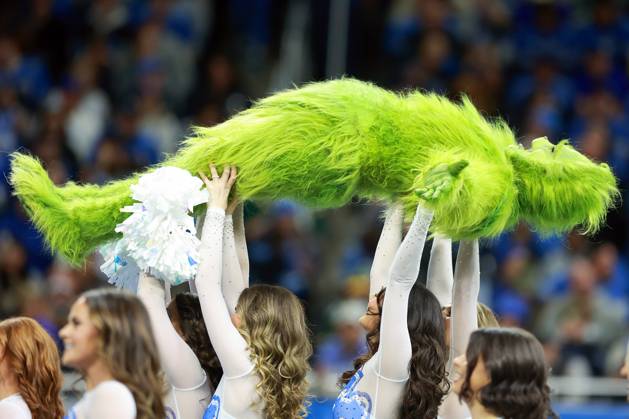 Bilder des Jahres 2024, Sport 12 Dezember Sport Themen der Woche KW 49 Sport Bilder des Tages Chicago Bears vs. Detroit Lions DETROIT,MICHIGAN-DECEMBER 5: The Detroit Lions cheer team performs with a costumed character during a game between the Detroit Lions and the Green Bay Packers in Detroit, Michigan USA, on Thursday, December 5, 2024. Detroit Michigan United States  Copyright: xAmyxLemusx originalFilename:lemus-chicagob241205_npRF6.jpg
