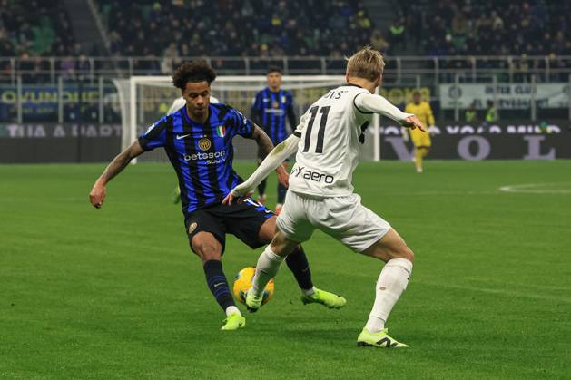 Pontus Almqvist (Parma Calcio) fights for the ball against Tajon Buchanan (FC Internazionale) during Inter - FC Internazionale vs Parma Calcio, Italian soccer Serie A match in Milan, Italy, December 06 2024  Copyright: xLorenzoxCattani IPAxSportx xipa-agency.netx xx IPA_52183240 IPA_Agency_IPA52183240