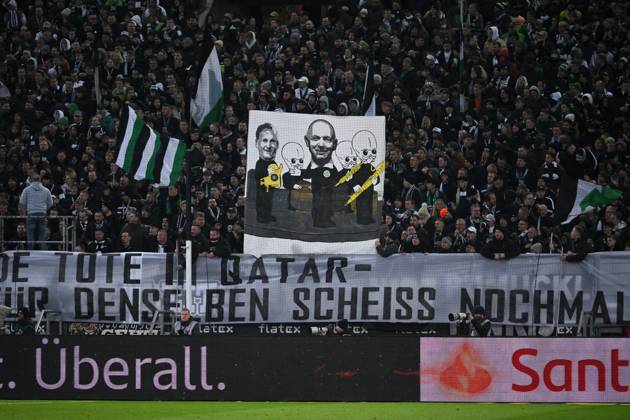 Fanprotest der Gladbacher Fans gegen die Abstimmung des DFB für die Fußball-WM 2034 in Saudi-Arabien 07.12.2024, Fussball 1. Bundesliga, 13. Spieltag, Saison 2024 2025 Borussia Mönchengladbach - Borussia Dortmund 1:1 Moenchengladbach Borussia Park Nordrhein Westfalen Deutschland