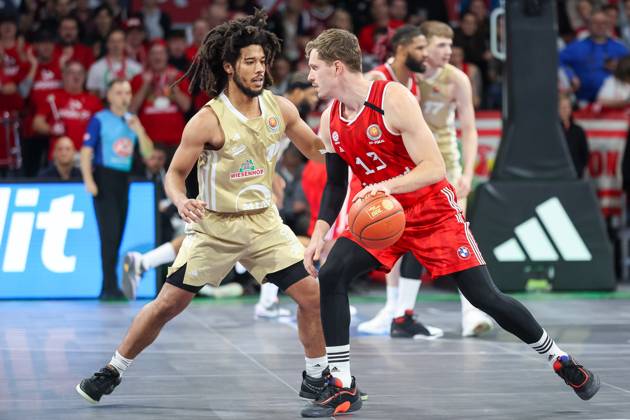 Andreas Obst (FC Bayern Basketball, 13) mit Jayden Gardner (SC RASTA Vechta, 01), GER, FC Bayern Muenchen vs. SC RASTA Vechta, Basketball, BBL Pokal, Viertelfinale, Saison 2024 2025, 09.12.2024, GER, FC Bayern Muenchen vs. SC RASTA Vechta, Basketball, BBL Pokal, Viertelfinale, Saison 2024 2025, 09.12.2024 Muenchen Copyright: xEibner-Pressefoto JennixMaulx EP_JML