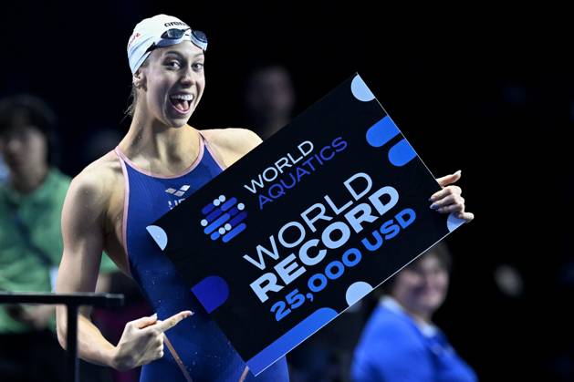 Sport Themen der Woche KW50 Sport Bilder des Tages Bilder des Jahres 2024, Sport 12 Dezember Gretchen Walsh of United States of America shows the cheque for $25,000 received for setting the world record in the 50m Backstroke Women Heats during the short course World Aquatics Swimming Championships 2024 at the Duna Arena in Budapest (Hungary), December 10, 2024. AndreaXMasini