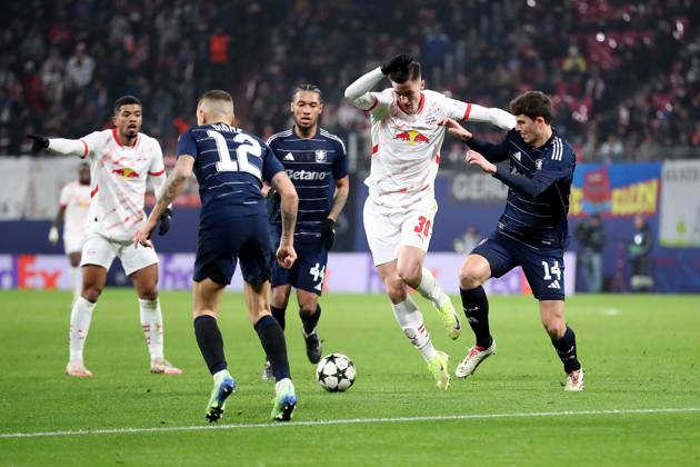 10.12.2024, xtgx, Fussball UEFA Champions League, RB Leipzig - Aston Villa emspor, v.l. Lucas Digne (Aston Villa FC) Benjamin Sesko (RB Leipzig) Pau Torres (Aston Villa FC) Zweikampf, Aktion, action, battle for the ball (DFL DFB REGULATIONS PROHIBIT ANY USE OF PHOTOGRAPHS as IMAGE SEQUENCES and or QUASI-VIDEO) Leipzig