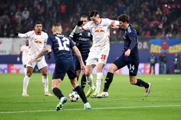 10.12.2024, xtgx, Fussball UEFA Champions League, RB Leipzig - Aston Villa emspor, v.l. Lucas Digne (Aston Villa FC) Benjamin Sesko (RB Leipzig) Pau Torres (Aston Villa FC) Zweikampf, Aktion, action, battle for the ball (DFL DFB REGULATIONS PROHIBIT ANY USE OF PHOTOGRAPHS as IMAGE SEQUENCES and or QUASI-VIDEO) Leipzig